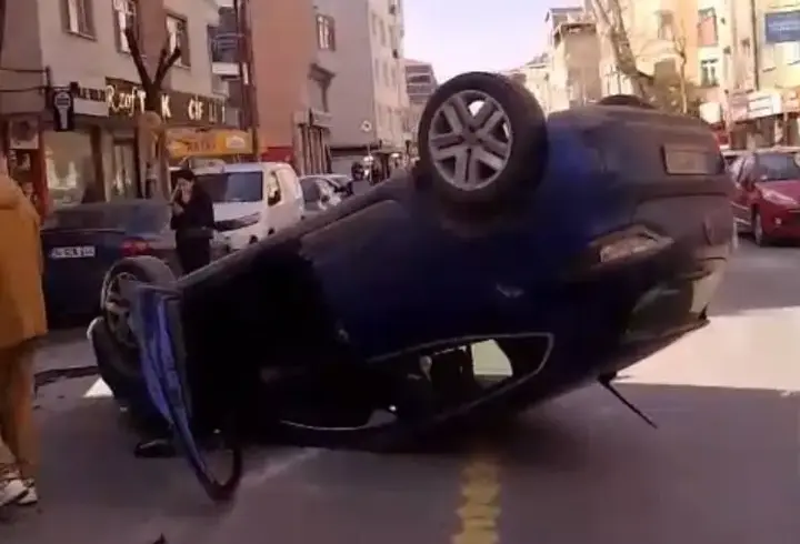 Park halindeki cipe çarpan otomobil takla attı