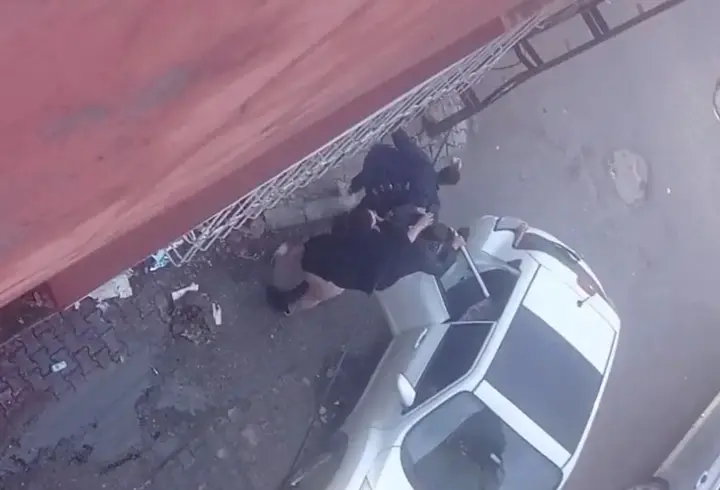 Eski eşini darbetti, ‘kendimi savunurken parmağım kırıldı’ diyerek şikayetçi oldu