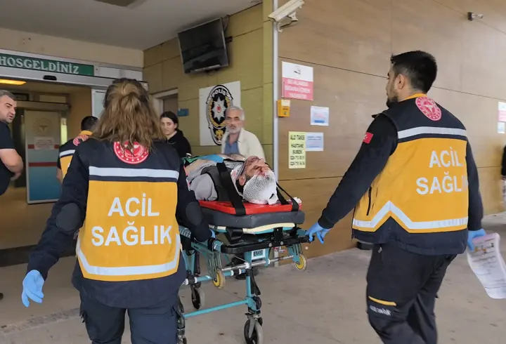 İnegöl'de, otomobil bariyerlere çarptı; 1'i ağır 2 yaralı