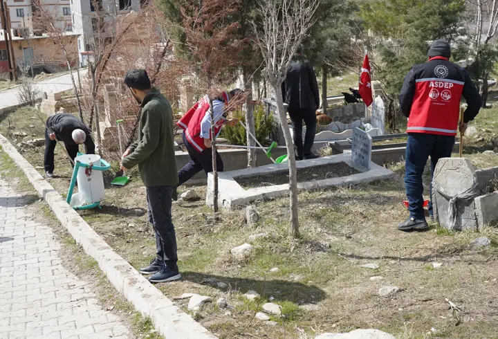 Şırnak’ta şehitliklerde bakım ve temizlik çalışması başlatıldı