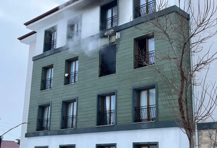 Apartmanda çıkan yangında 11 kişi dumandan etkilendi