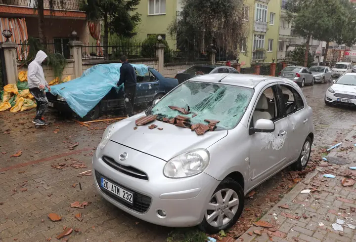 Denizli'de kuvvetli rüzgar; ağaçlar devrildi, çatılar uçtu