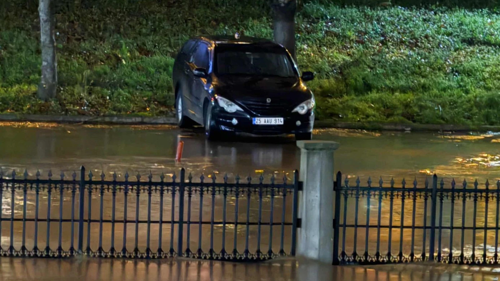 Çanakkale'de çay taştı: Otopark sular altında kaldı