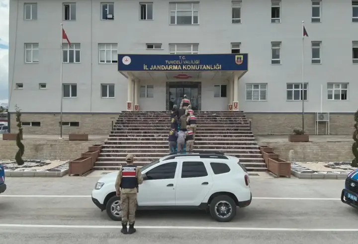 Kendilerini polis ve savcı olarak tanıtıp 2 milyon lira dolandıran şüpheliler yakalandı