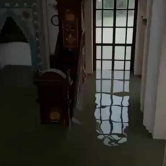 Kağıthane'deki sağanak yağış sonrası Sadabad Camii sular altında kaldı