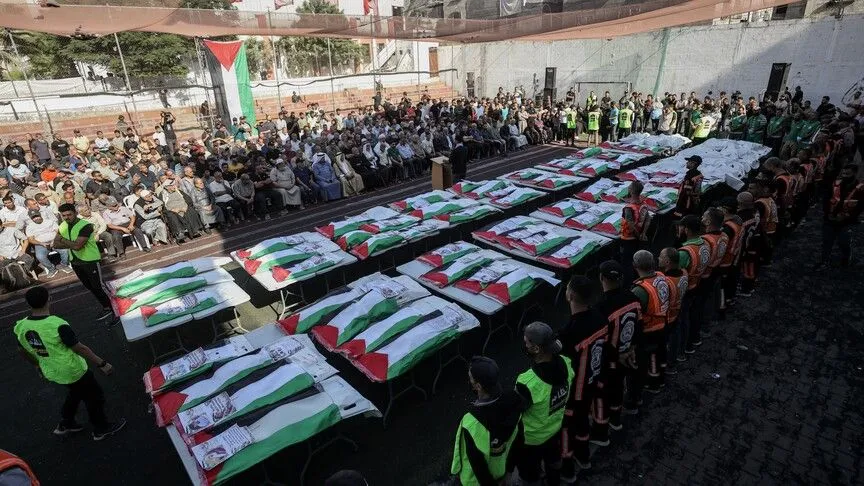 Gazze'de Yaklaşık 3 Yıl Sonra Enkazdan Çıkarılan 75 Filistinlinin Naaşı Toprağa Verildi