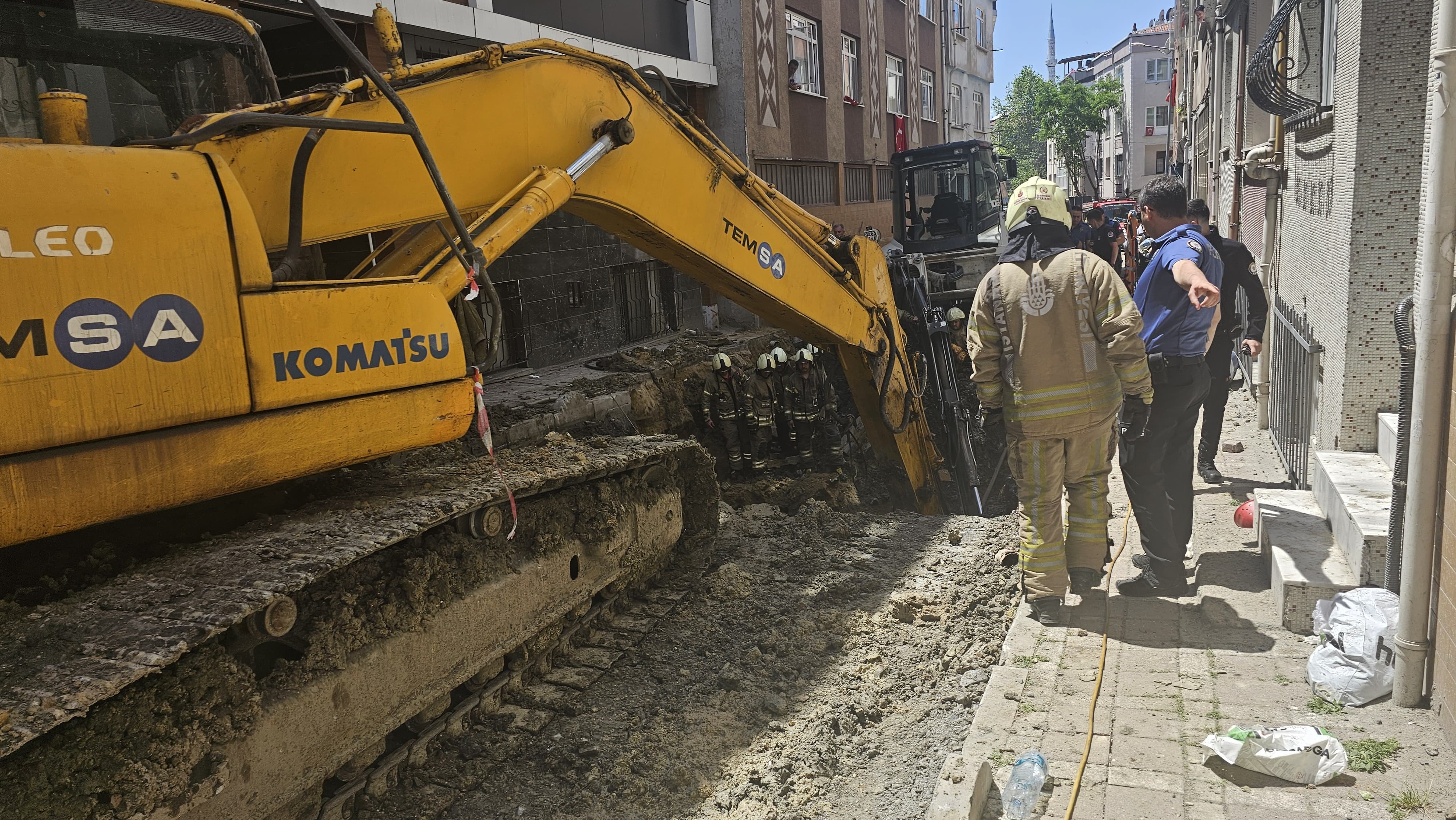 Bayrampaşa'da yol çöktü! 1 işçi göçük altında