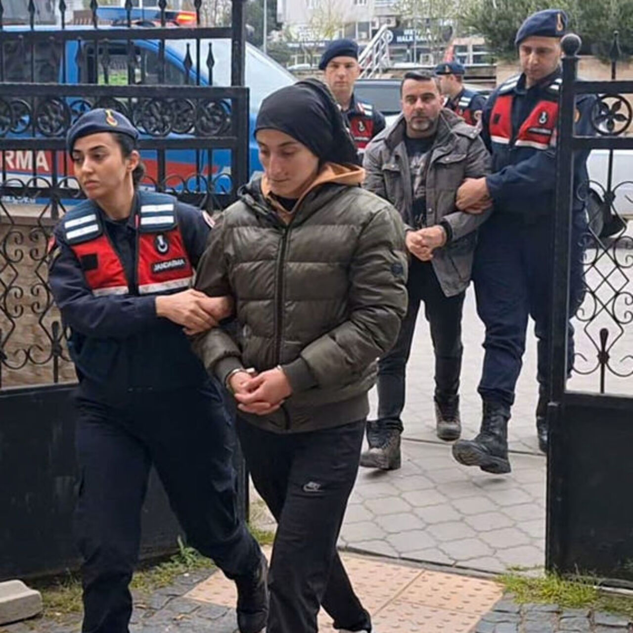 Yaşlı kadını dövüp gasp ettiler! Zanlı çok yakını çıktı!