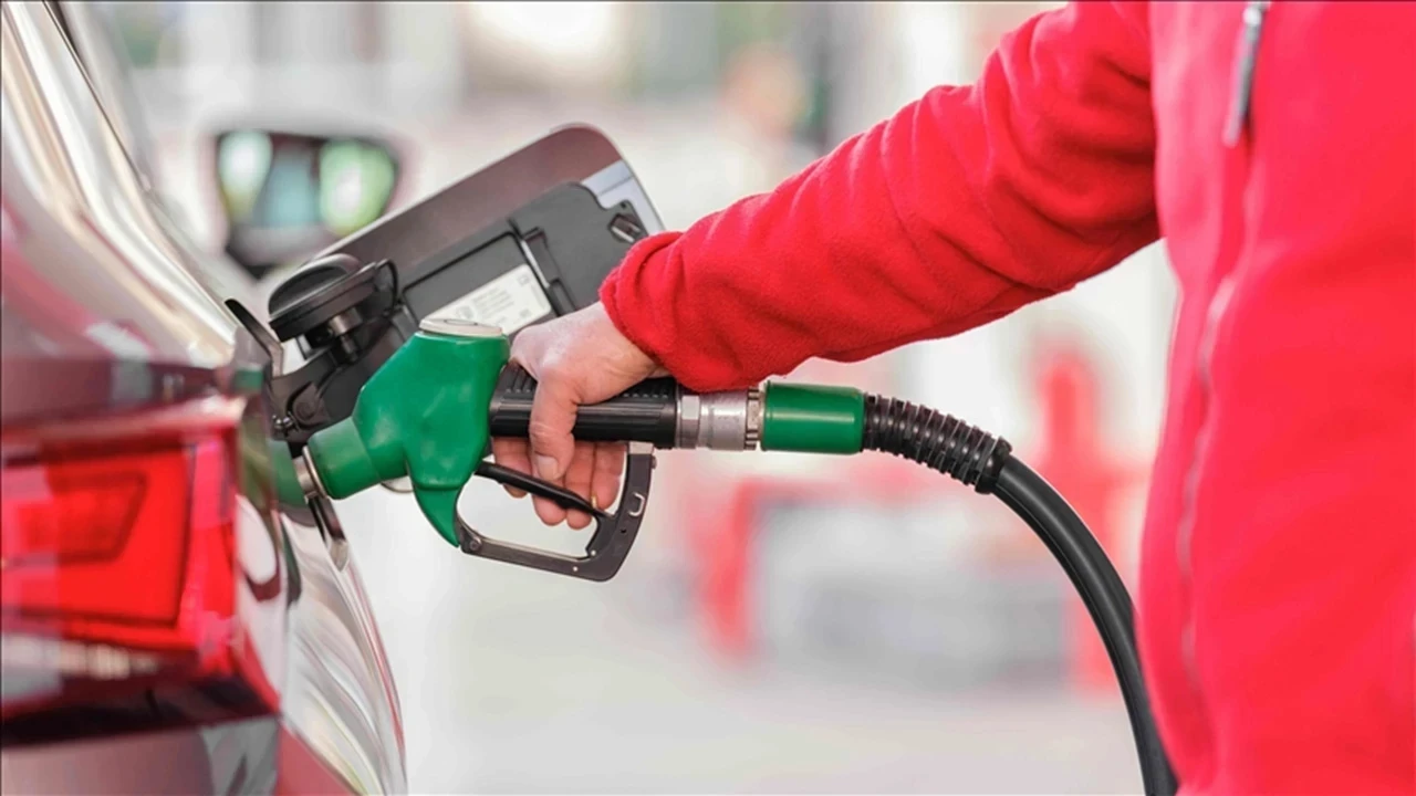 Motorinin ardından benzinde indirim yolda: Tarih belli oldu