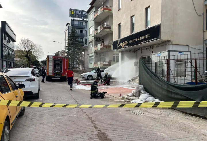Binanın doğal gaz kutusundaki patlamada otomobil hasar gördü