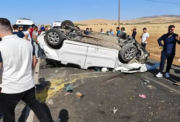 Hafif ticari araç takla attı: 2’si çocuk, 6 yaralı