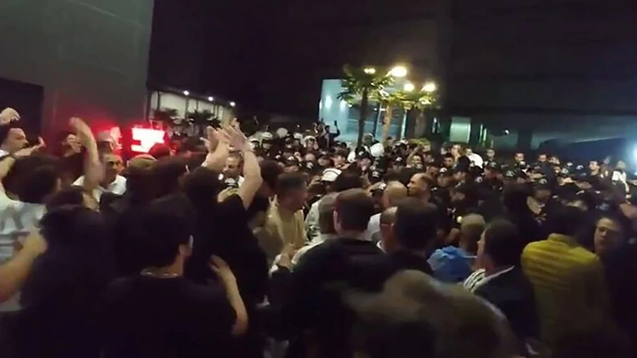 CHP İl Başkanlığı önünde gerginlik: Polis vatandaşlara müdahale etti