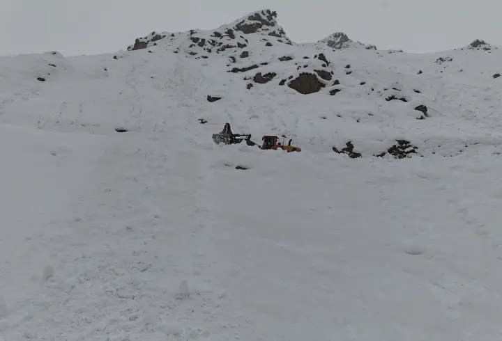 Yüksekova'da çığ nedeniyle kapanan mezra yolu, 2 ay sonra açıldı