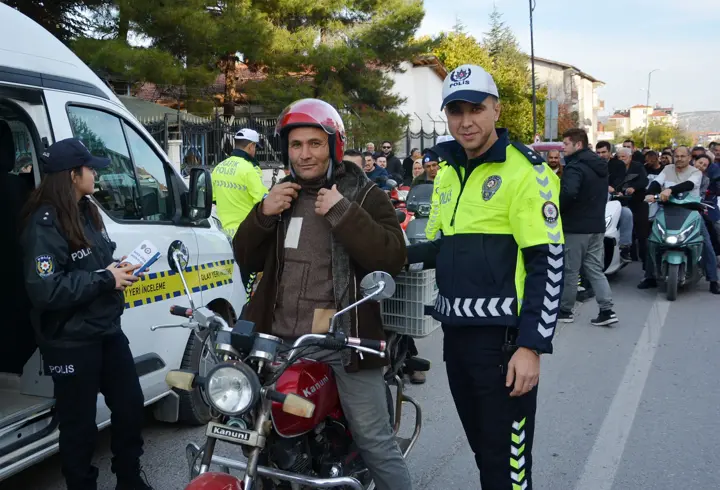 'Kaskın Varsa Şansın da Var' projesi kapsamında sürücülere kask dağıtıldı