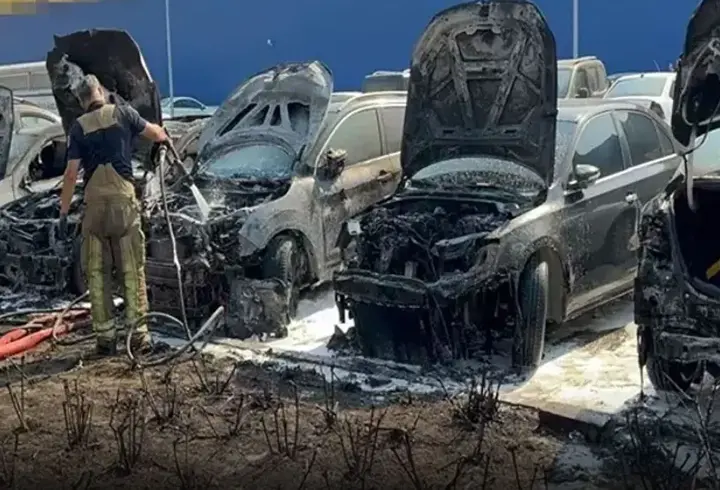 AVM otoparkında yangın paniği! Araçlar kullanılamaz hale geldi