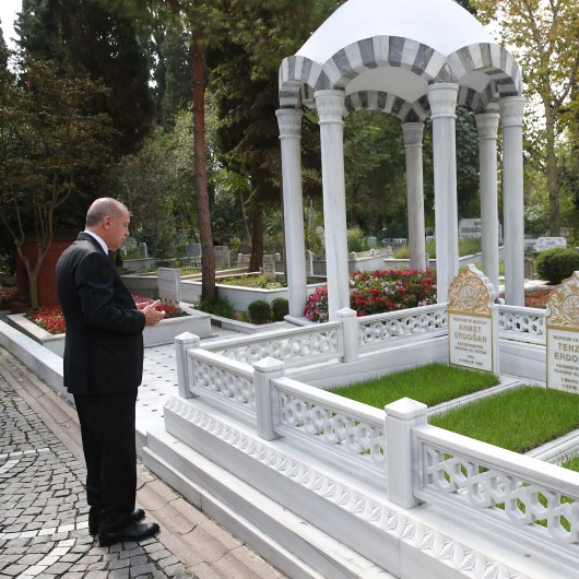 Cumhurbaşkanı Erdoğan'dan Anne Ve Babasının Kabrine Ziyaret