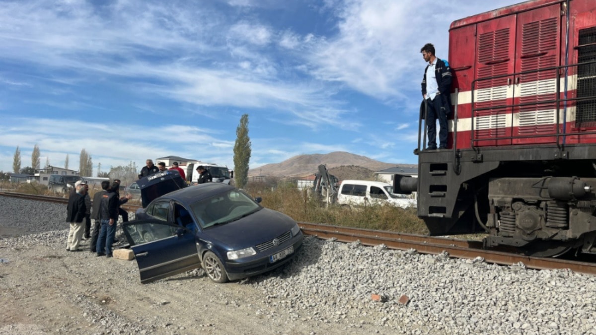 Otomobile tren çarptı: 2 kişi şans eseri kurtuldu