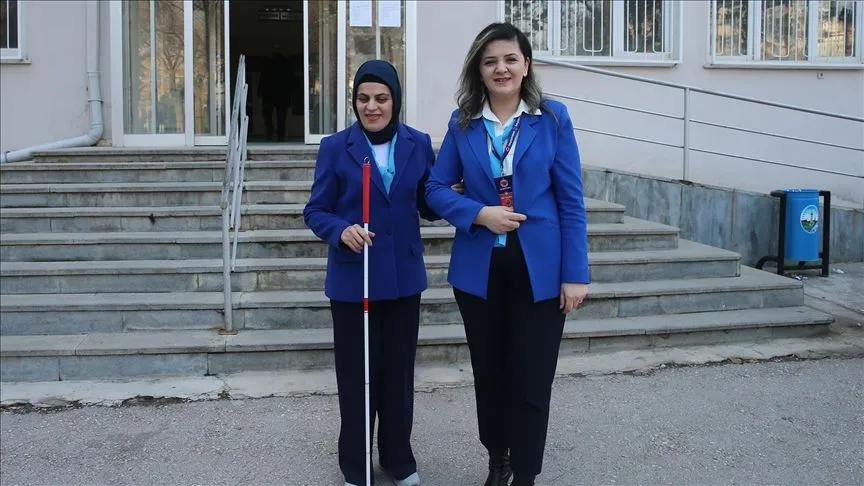 Doğuştan görme engelli Ebru'nun mesai arkadaşları "gören gözleri" oldu