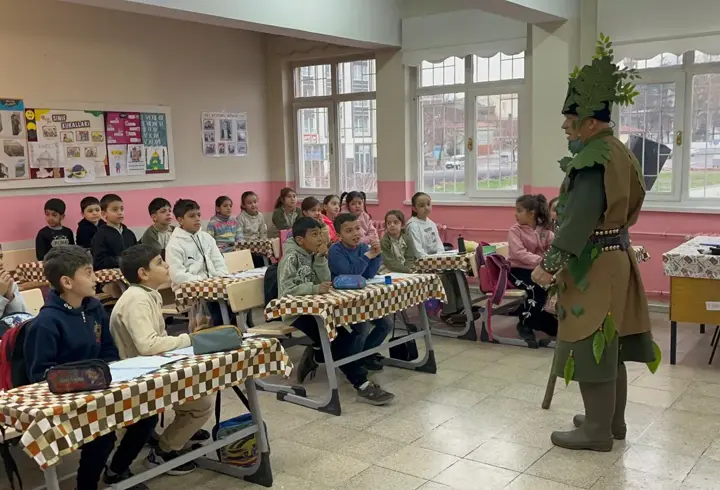 'Ağaç Dede'ye ilkokul öğrencilerinden alkışlı karşılama