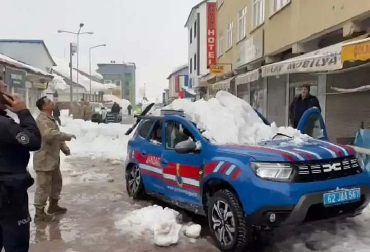 Çatıda biriken kar, jandarma aracının üzerine düştü: 2 yaralı