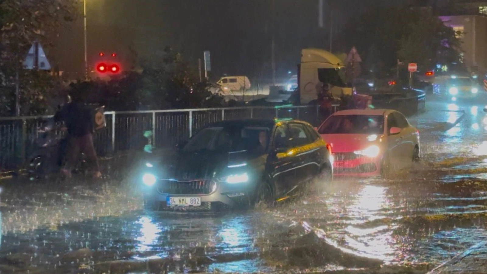 İstanbul’da aniden bastıran sağanak yağmur hayatı felç etti