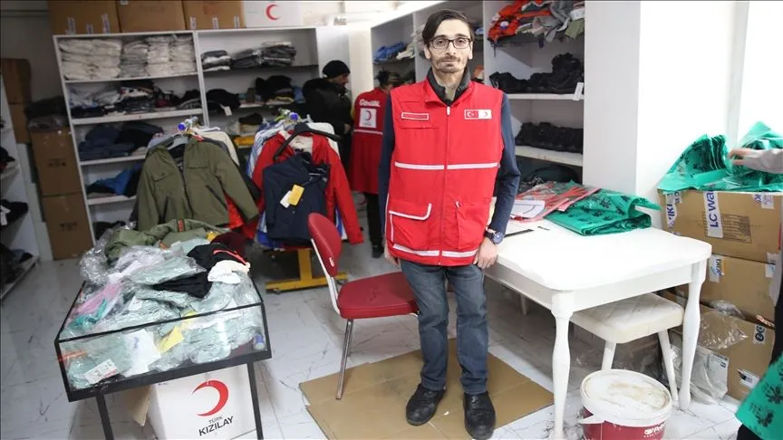 Ortopedik engeline rağmen Türk Kızılayda ihtiyaç sahiplerine destek oluyor