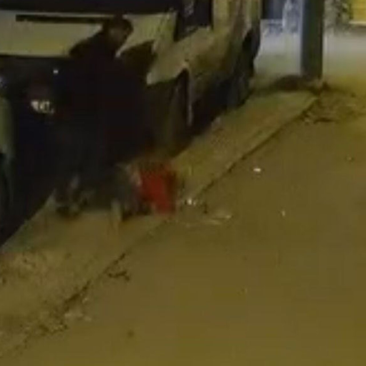 Kızını yere fırlatan babaya kelepçe!