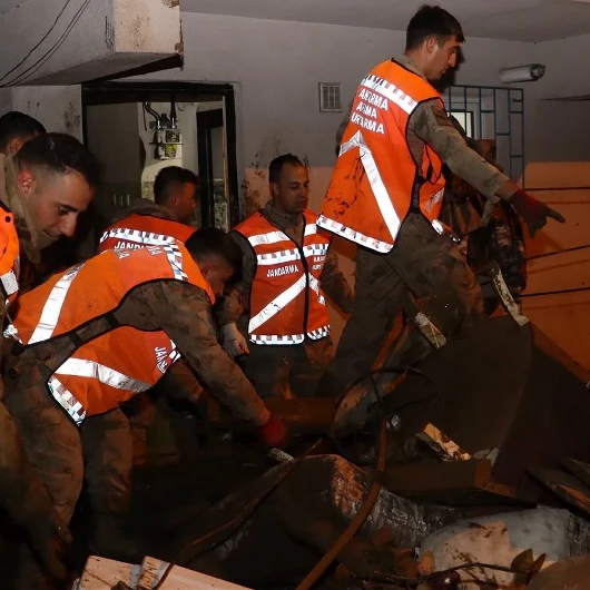 Ayazağa'da Jandarmanın Sel Sonrası Temizlik Çalışmaları Gece De Devam Ediyor