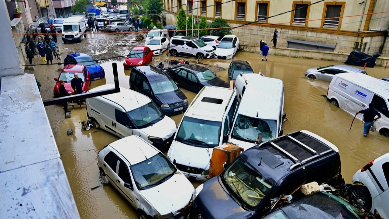 İstanbul'da Tarihi Afet: Tek Bir Günde Yıllık Yağışın Üçte Biri Düştü!