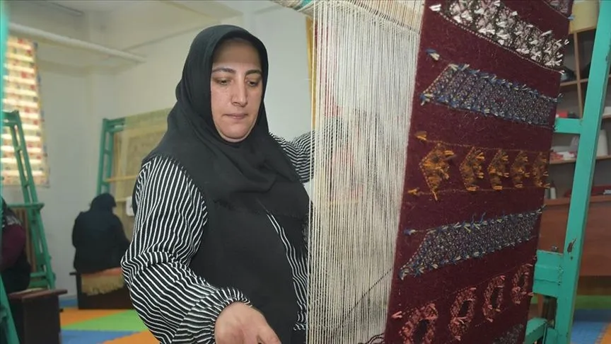 Gümüşhane'nin kök boya ile yapılan "Kelkit zilli kilimi" kadınlara emanet
