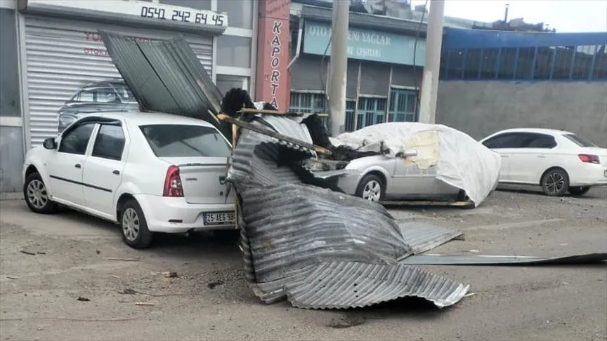 Kars'ta rüzgar nedeniyle 2 iş yerinin çatısı uçtu, 1 araç zarar gördü