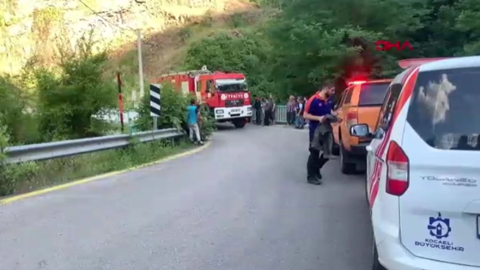 Çocuklarını kurtarmak için atladığı derede boğulan kadın, toprağa verildi