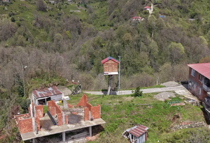 Çocukluk hayalini 25 yıl sonra gerçekleştirdi; 7 metre yüksekliğe ağaç ev yaptı