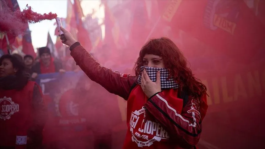 İtalya'da işçiler, hükümetin 2026 bütçe planını protesto için greve gitti