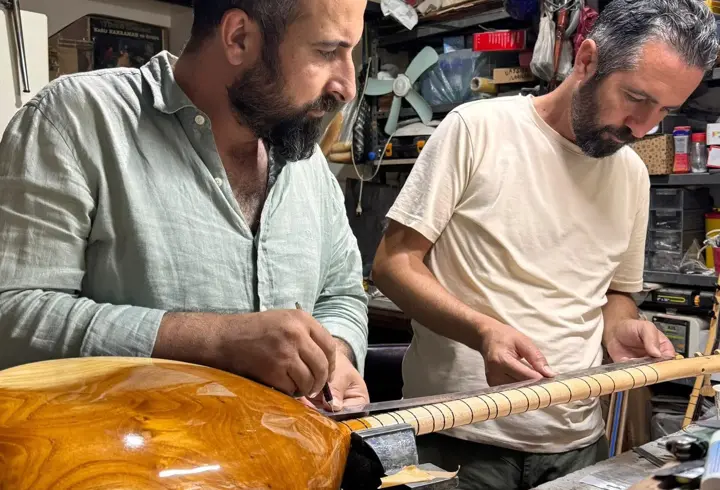 Niğdeli kardeşler, el emeğiyle müzik enstrümanları üretiyor