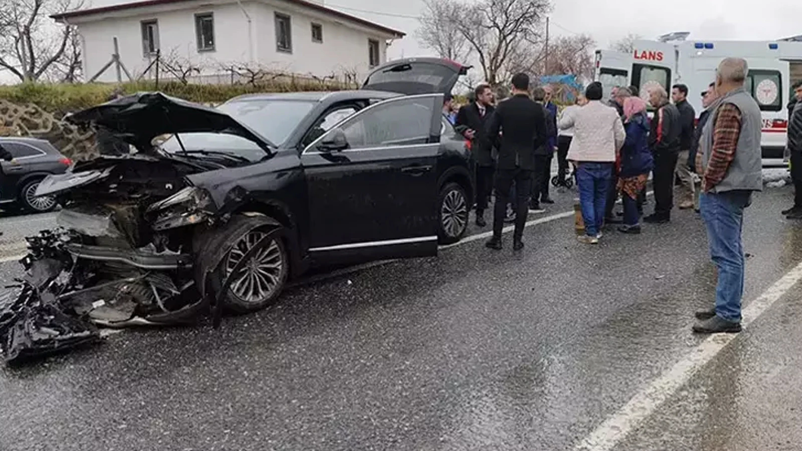 AK Parti konvoyunda kaza! 2 kişi yaralandı