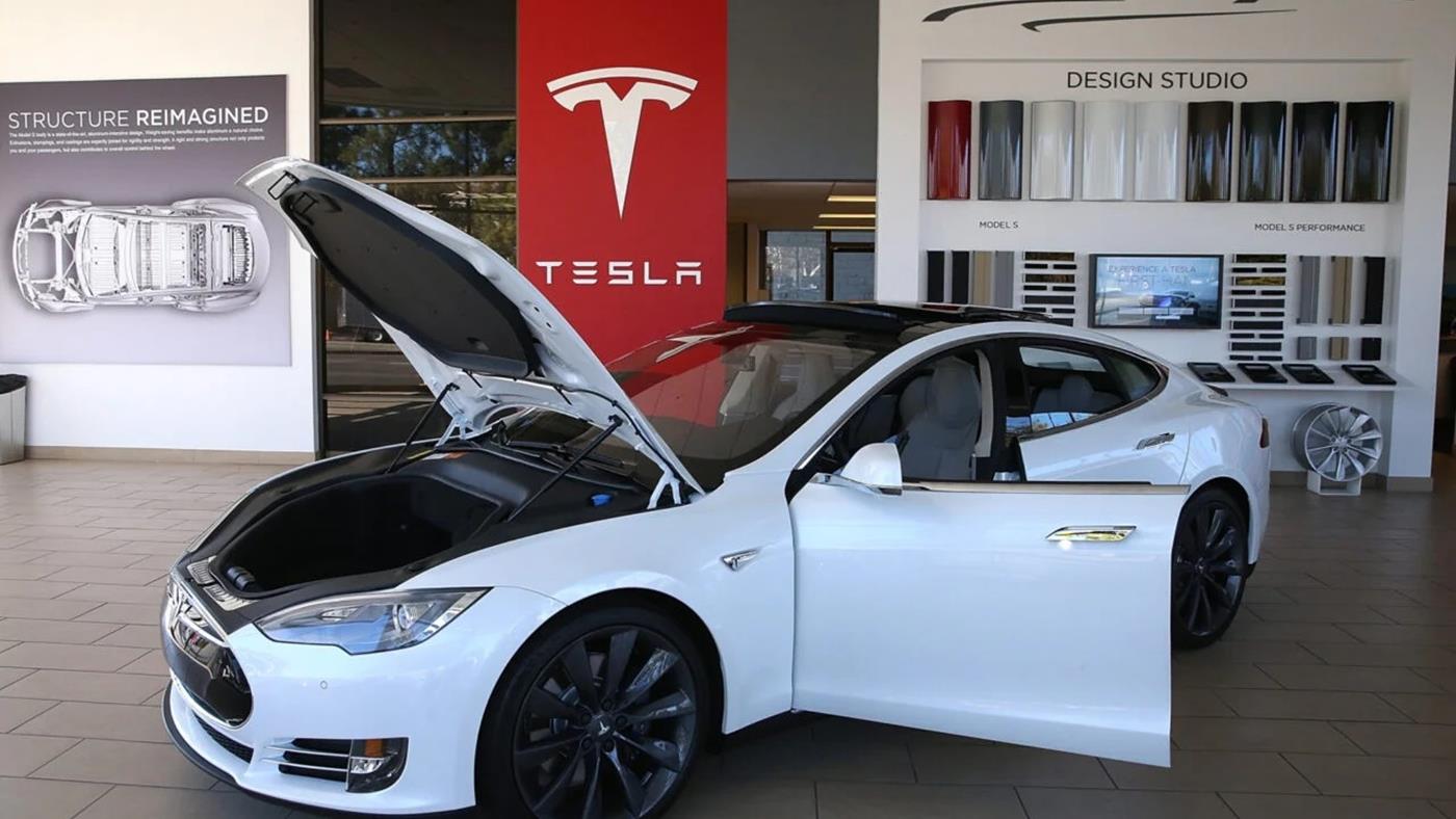 Musk itiraf etti: Eski Tesla araçları otonom sürüşe ulaşamayacak
