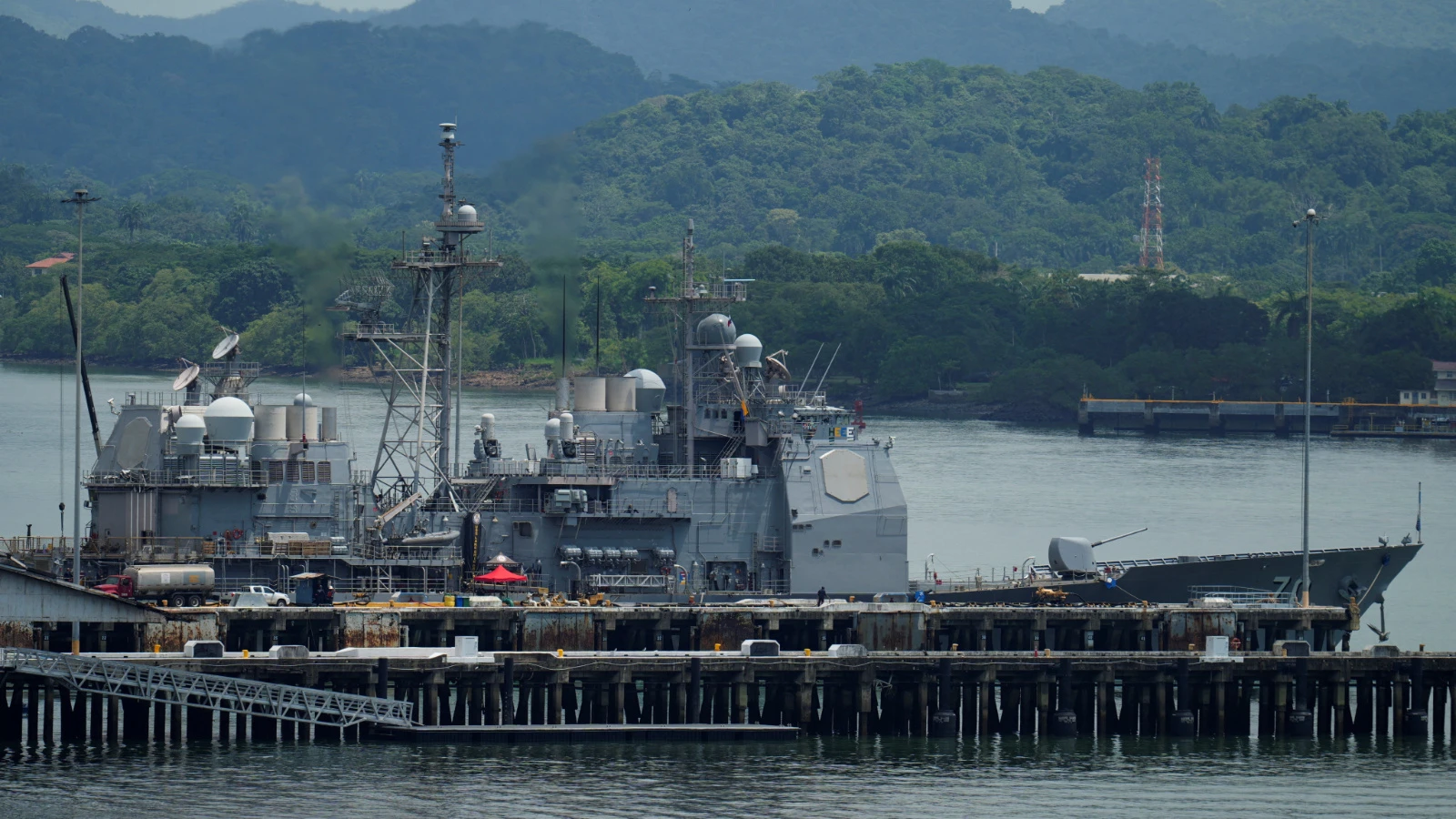 Venezuela - ABD gerilimi artıyor... Bir Amerikan savaş gemisi daha Panama Kanalı'nı geçti