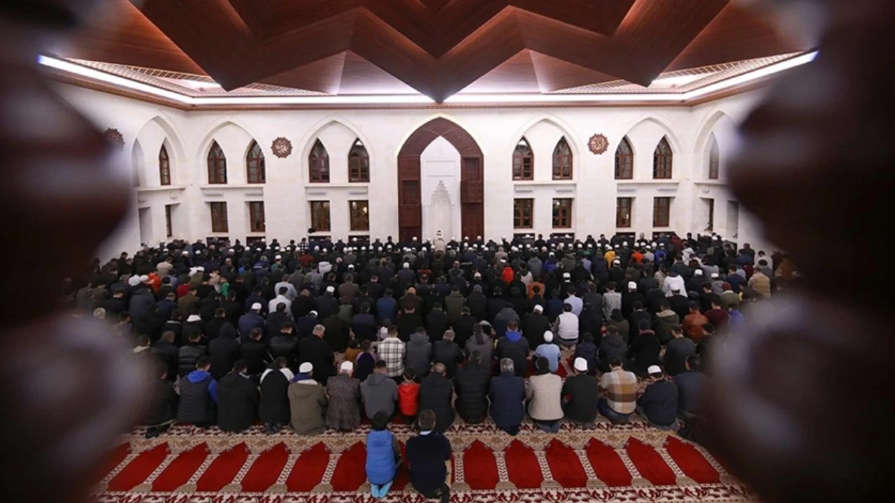 Üç aylar başladı mı, ne zaman başlıyor? Regaib Kandili bu hafta mı, hangi tarihte?
