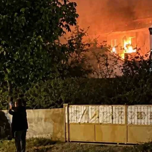 Şuhut’ta Korkutan Ev Yangını: Mahalleli Sokağa Döküldü