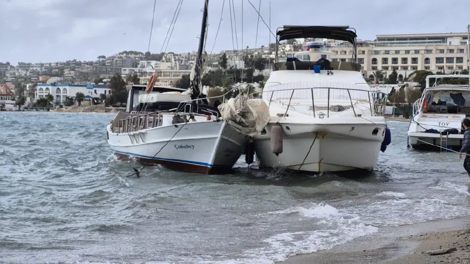 Bodrum'da korku dolu anlar. Kıyıya sürüklenen tekneler çarpıştı