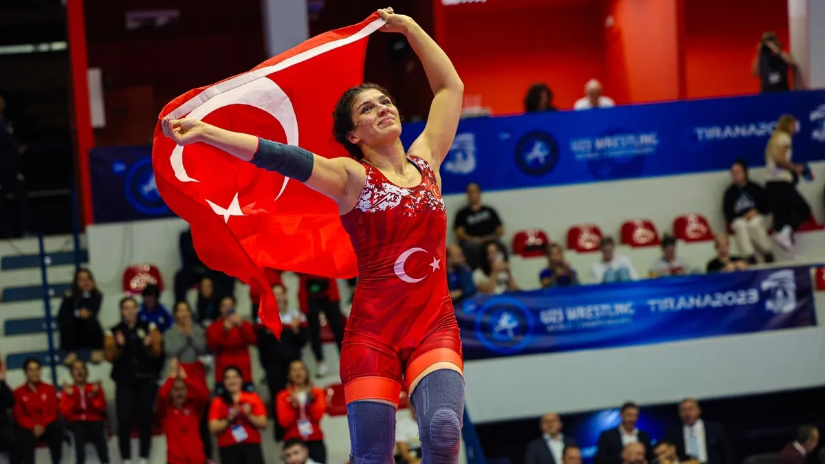 Nesrin Baş Dünya Güreş Şampiyonası'nda finale yükseldi!