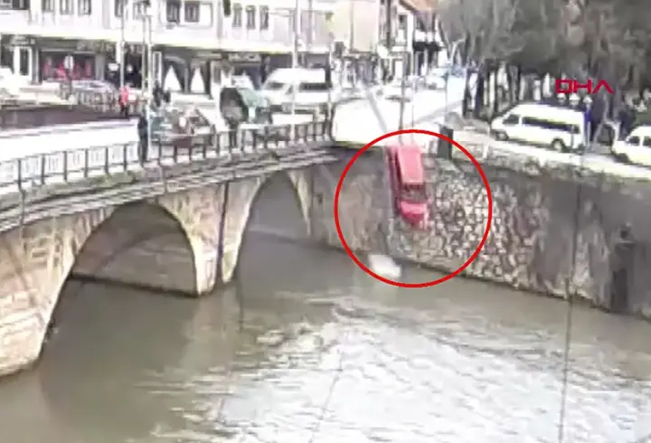 Ters yöne girdi, çarpışıp nehre uçtu… Otomobildeki anne ile kızı yaralı olarak kurtarıldı