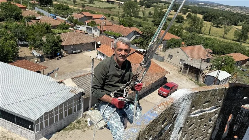 Çanakkaleli "örümcek adam" minareleri onararak ekmeğini kazanıyor