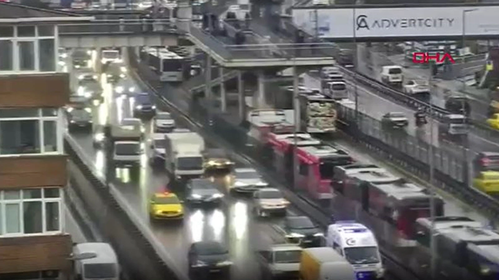 Avcılar'da iki metrobüs çarpıştı: Yaralılar var