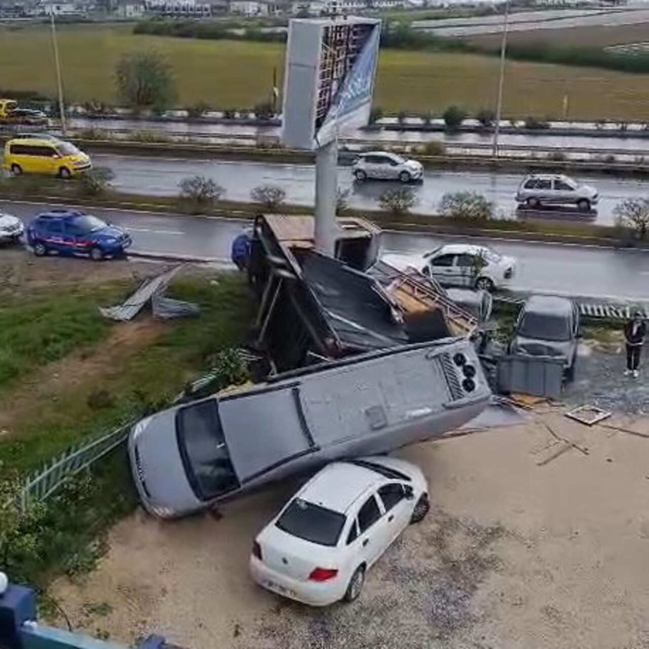 Hortumun havalandırdığı minibüs otomobilin üzerine düştü!