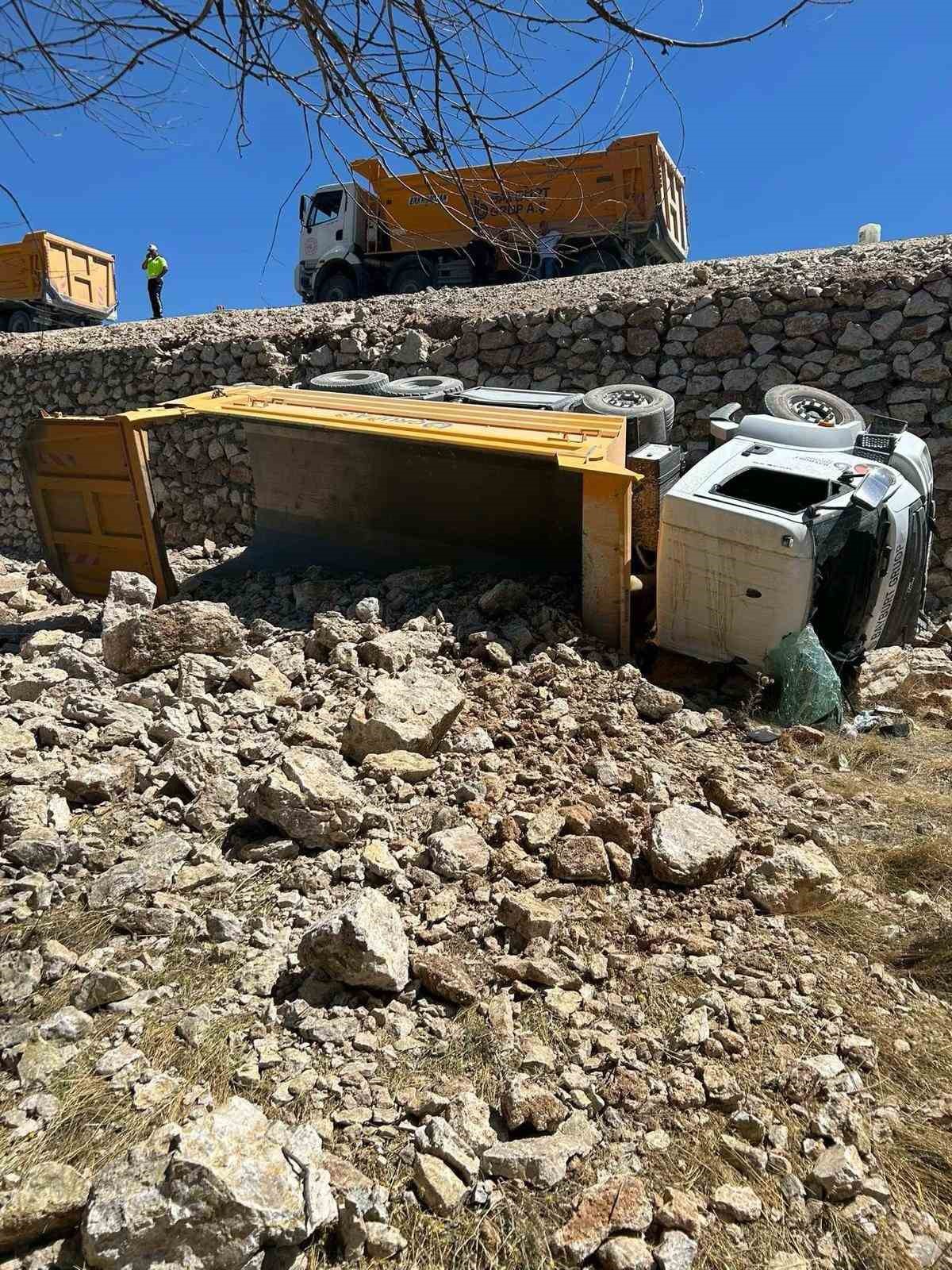 Korkuteli'de Kamyon Devrildi: 1 Ölü