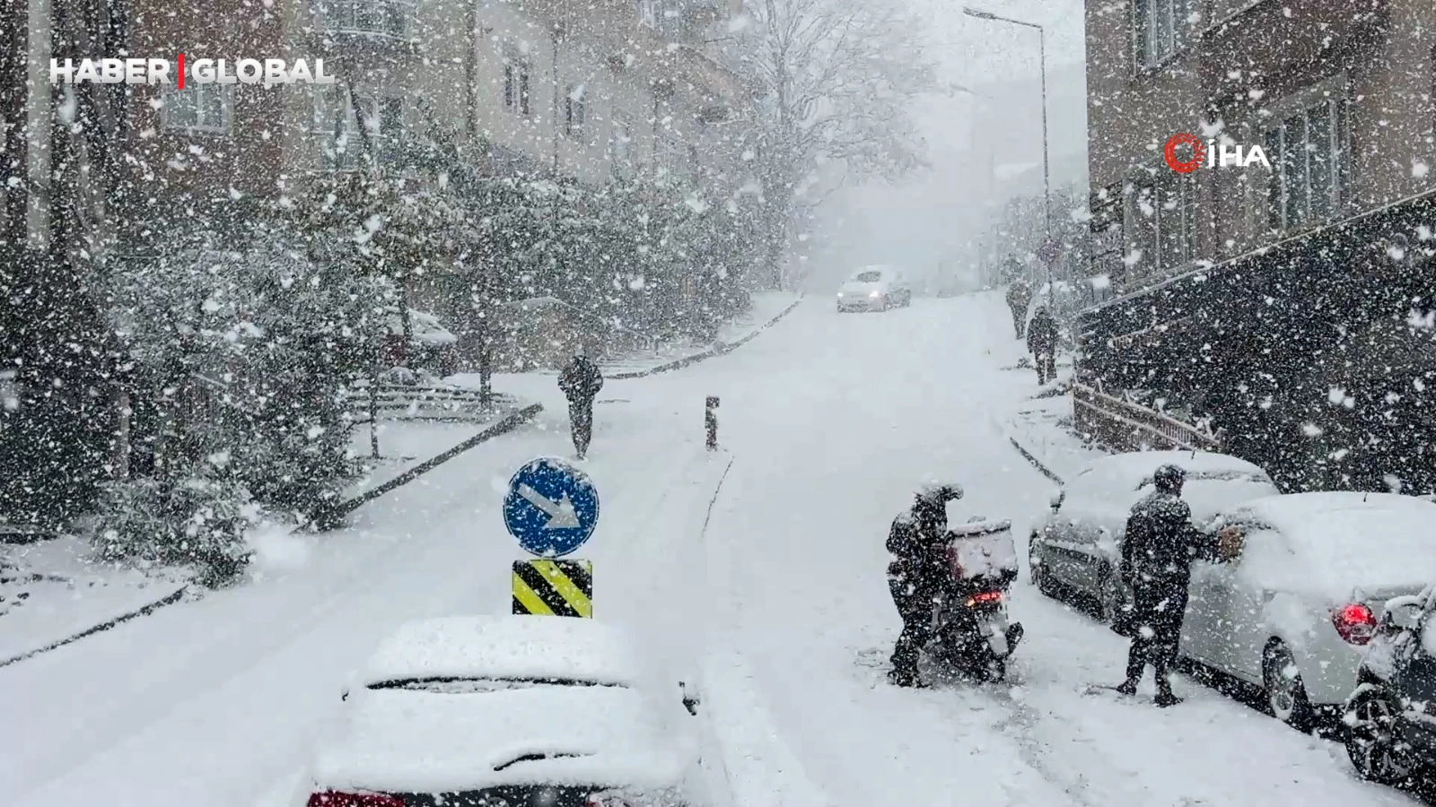 İstanbul'da kar yağışı artırdı, araçlar güçlükle ilerledi