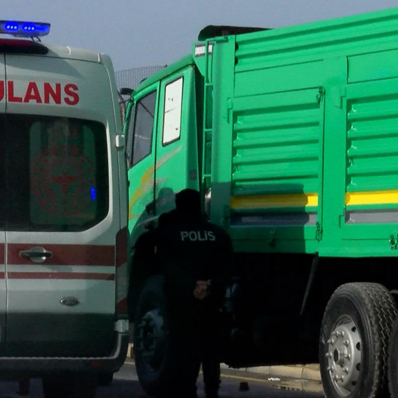 Tamir ettiği kamyonun şoför kabini üzerine düştü!