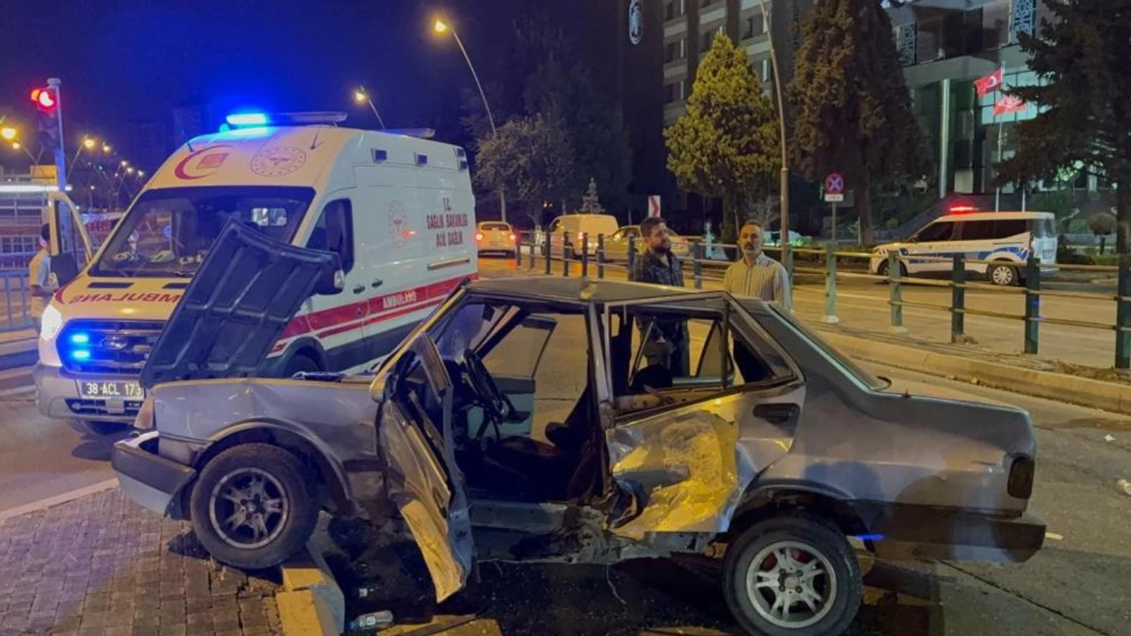 Kayseri'de bir otomobil ortadan büküldü: Yaralılar var